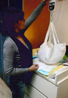 Hebamme Margareta Schröder aus Schwerin kontrolliert Babygewicht und berä die jungen Eltern