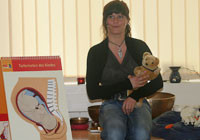Hebamme Margareta Schröder beim Geburtsvorbereitungskurs für werdende Mütter und Väter.